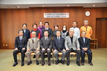 日高市食品衛生協力会員の皆さんと谷ケ崎市長の写真