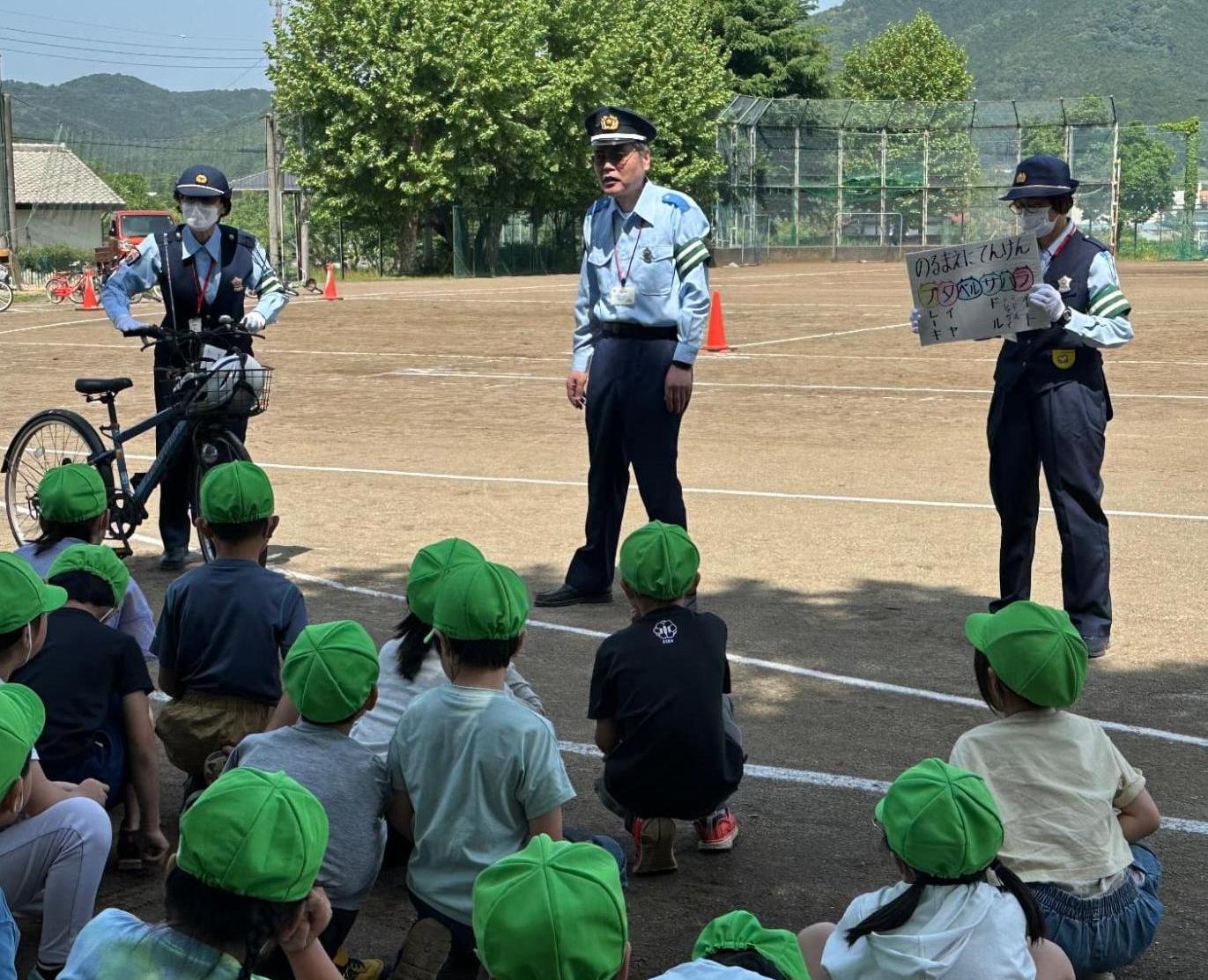 真剣に話を聞く児童たち