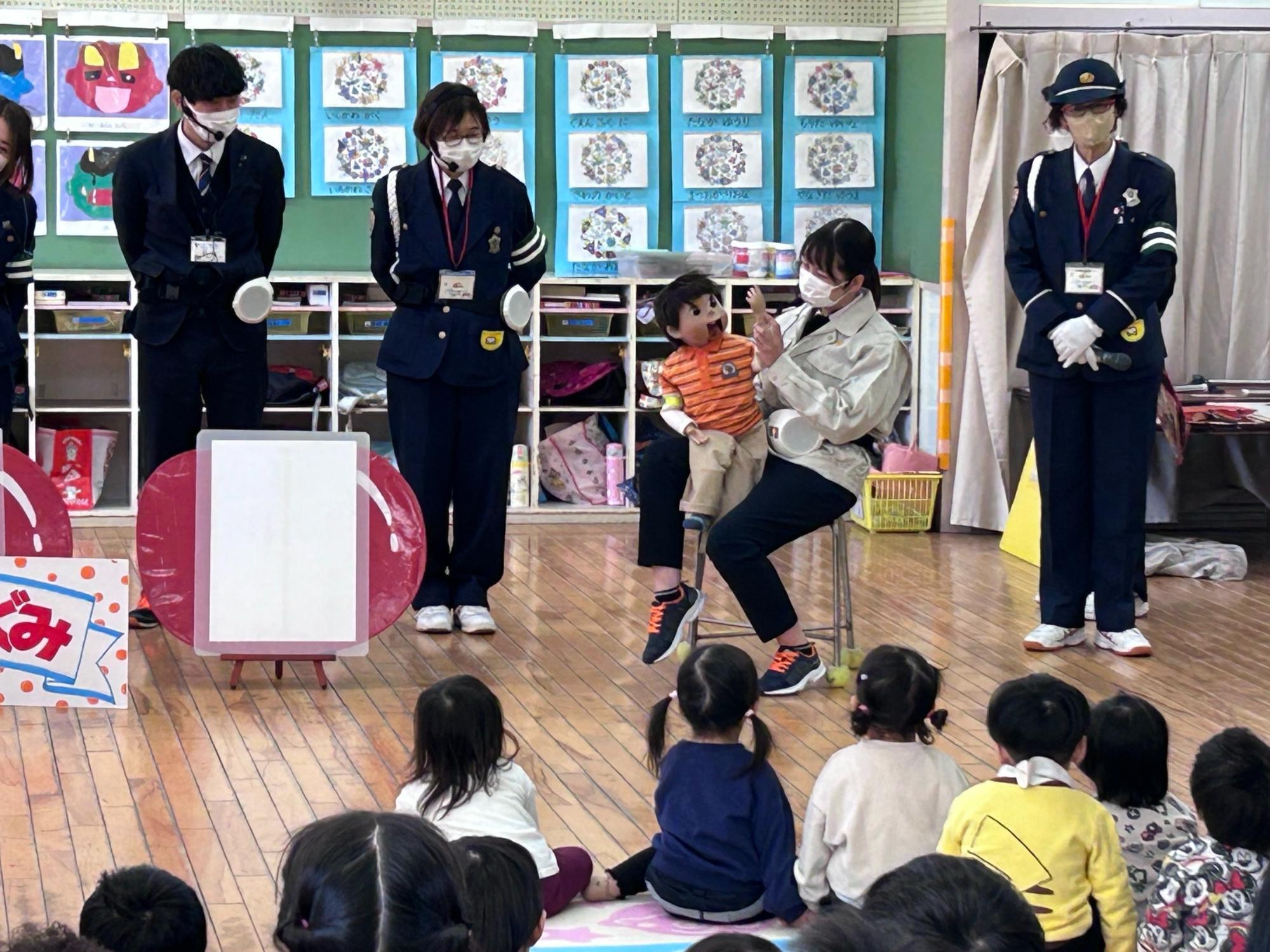 腹話術「日高たろう」くんの様子