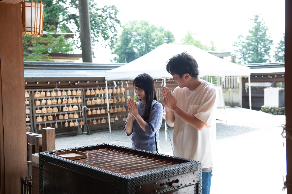 神社に参拝する男女の画像