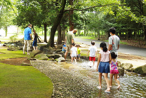 公園を散策する家族たちの画像