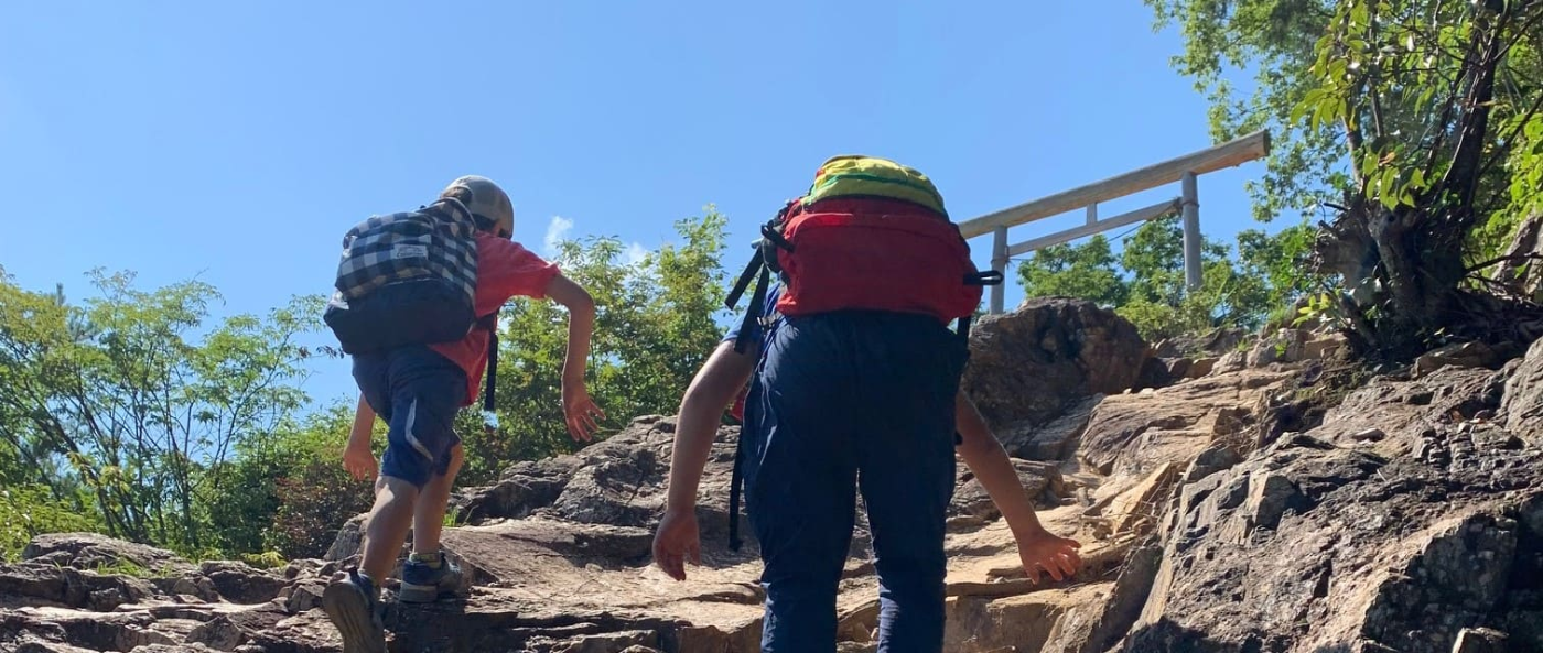 登山をする二人の画像