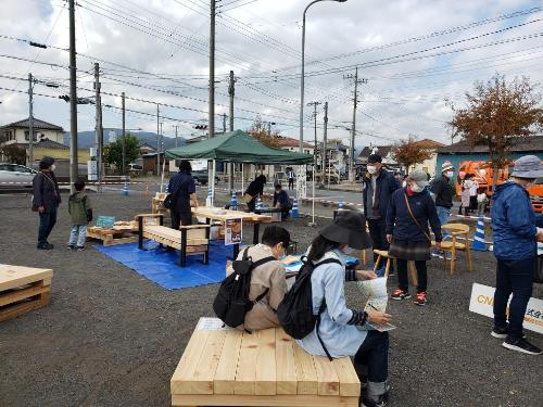 西川材のベンチを設置した休憩所