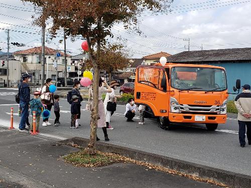 パッカー車に乗る子どもたち