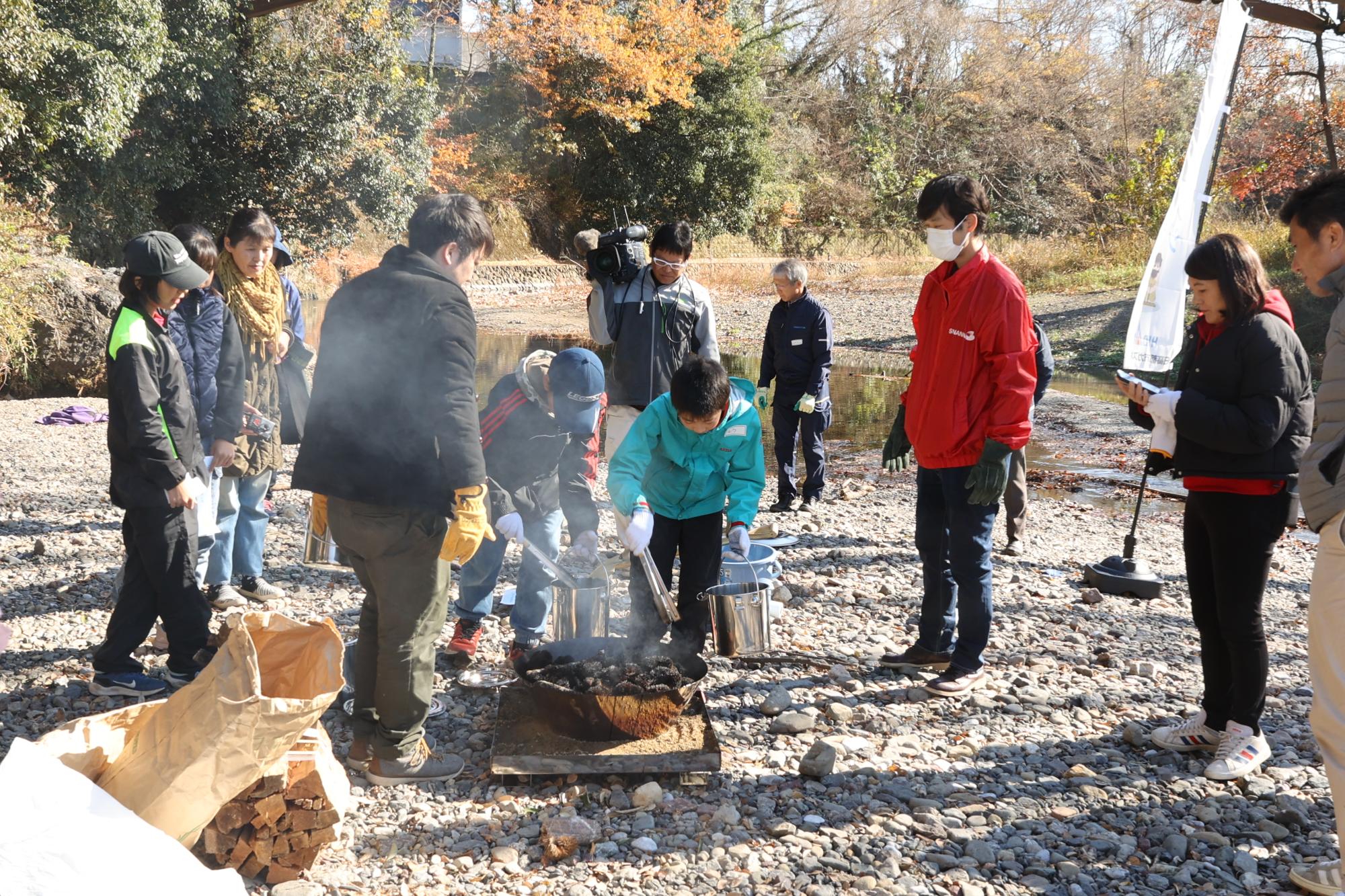 拾った枝で炭作り