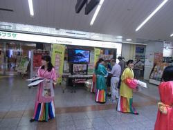 JR八王子駅での高麗郡のPR活動の写真1