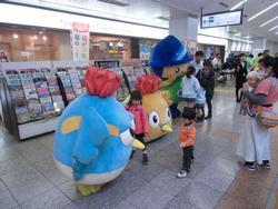 JR八王子駅でのPR活動の様子の写真1