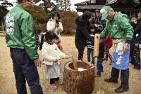 平成30年に実施した餅つき体験の様子
