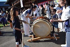 三宅太鼓の体験演奏の様子