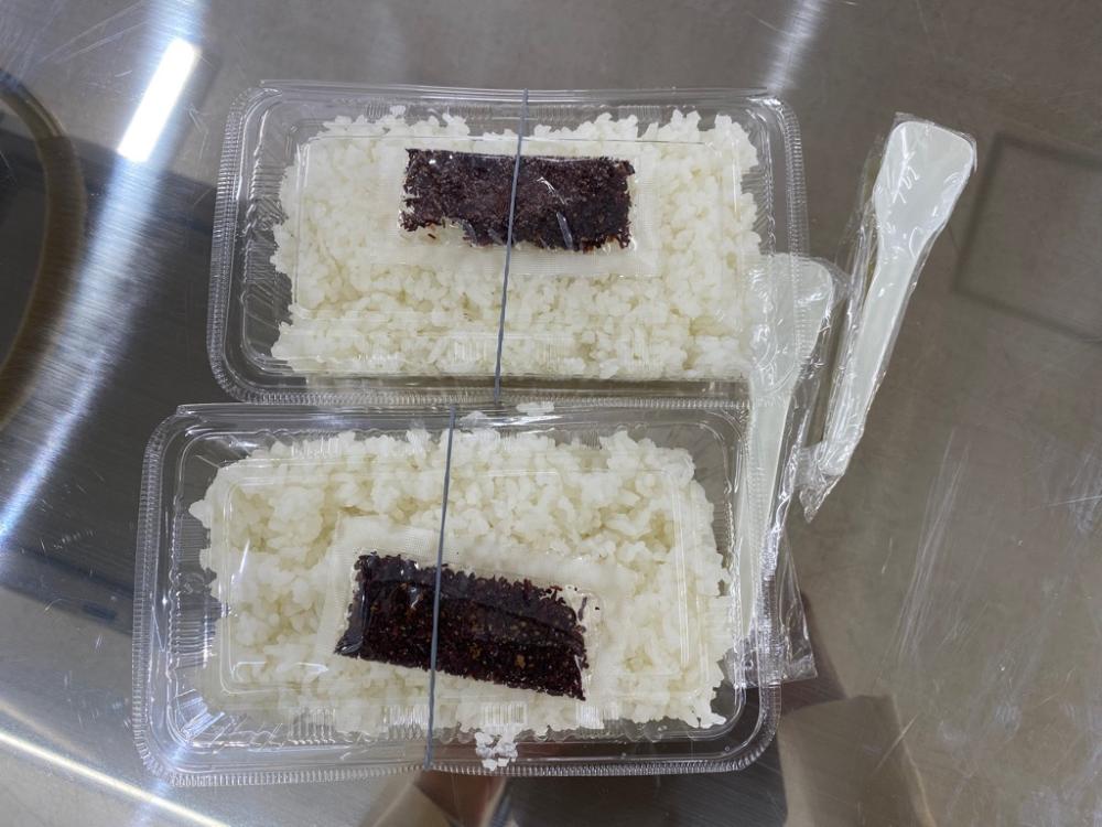 パックに詰めたご飯