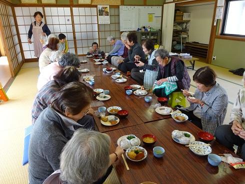 みんなで昼食を食べる様子