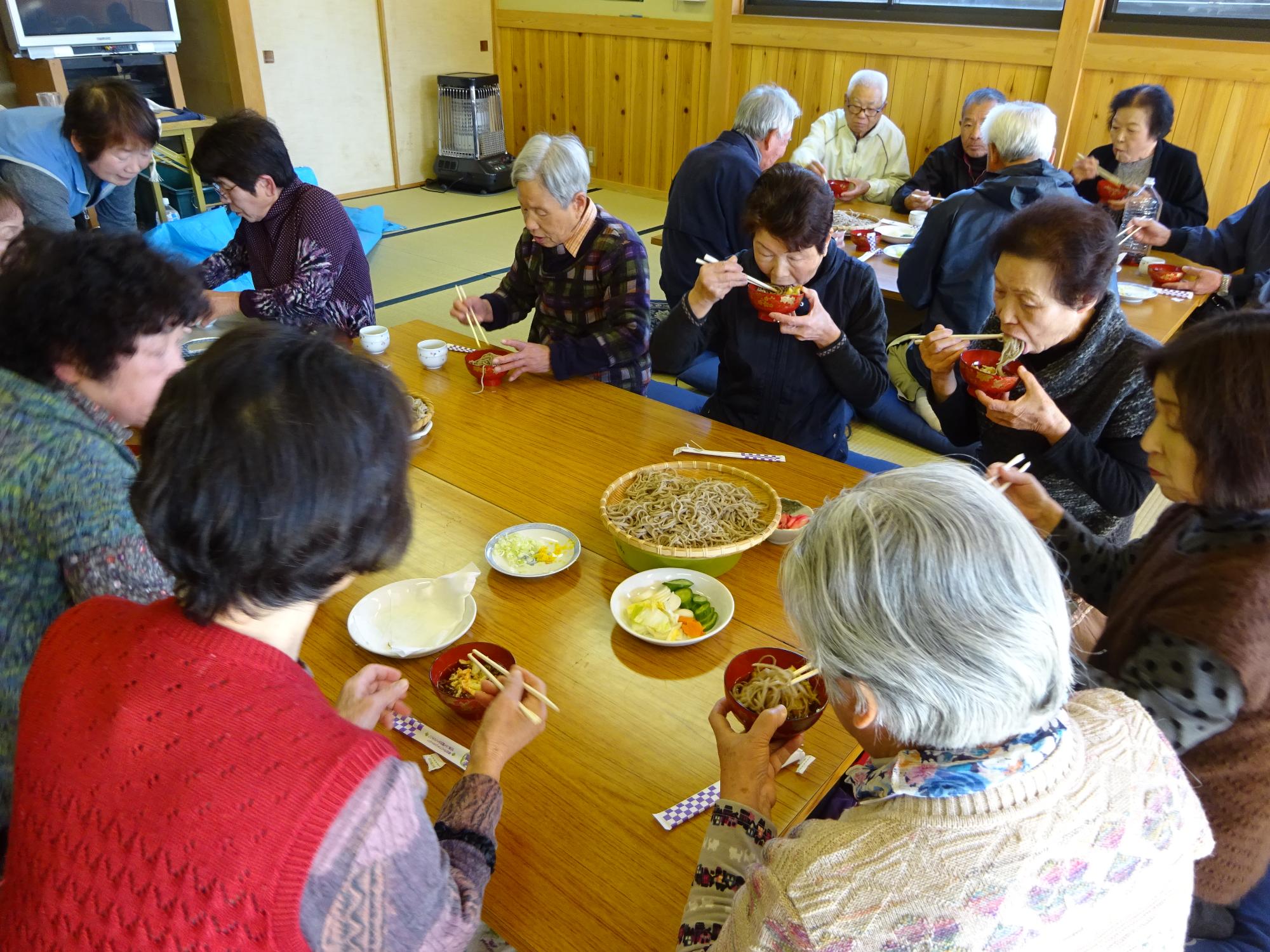 そばを食べる