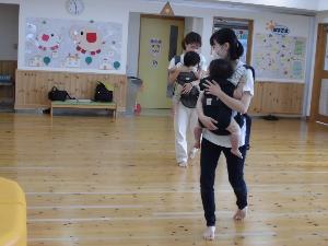 赤ちゃんを抱っこしてステップを踏むお母さん