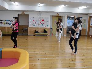 ベビーダンスをする参加者の皆さん