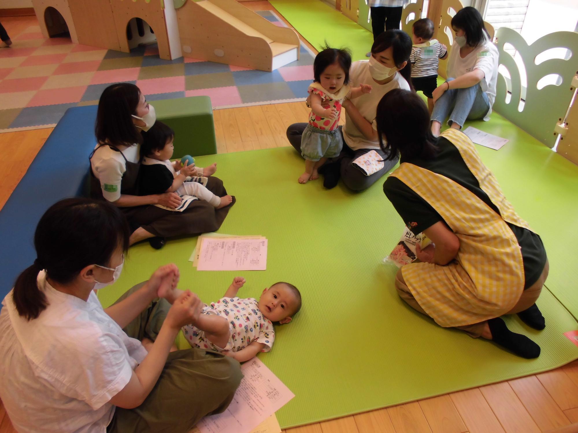 子どもに話しかける栄養士の写真