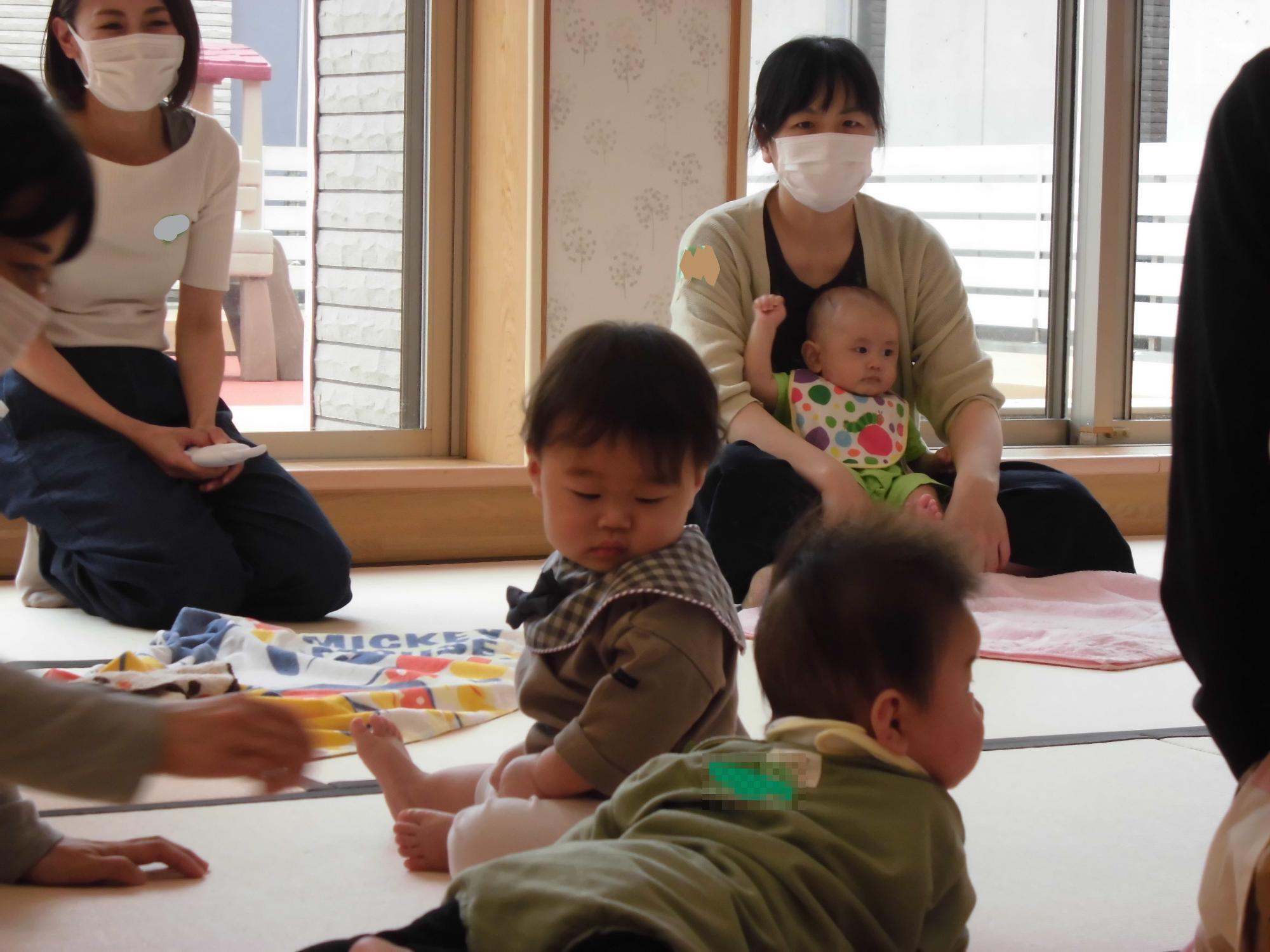 赤ちゃんがお友達に興味を示している様子