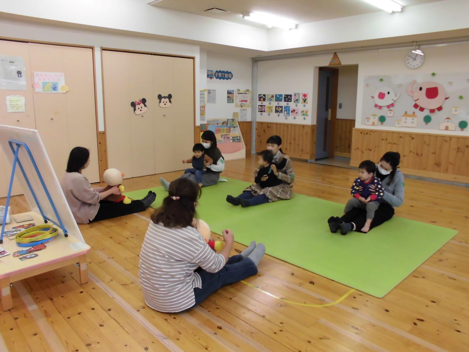 子どもを膝にのせて体を動かす参加者の皆さん