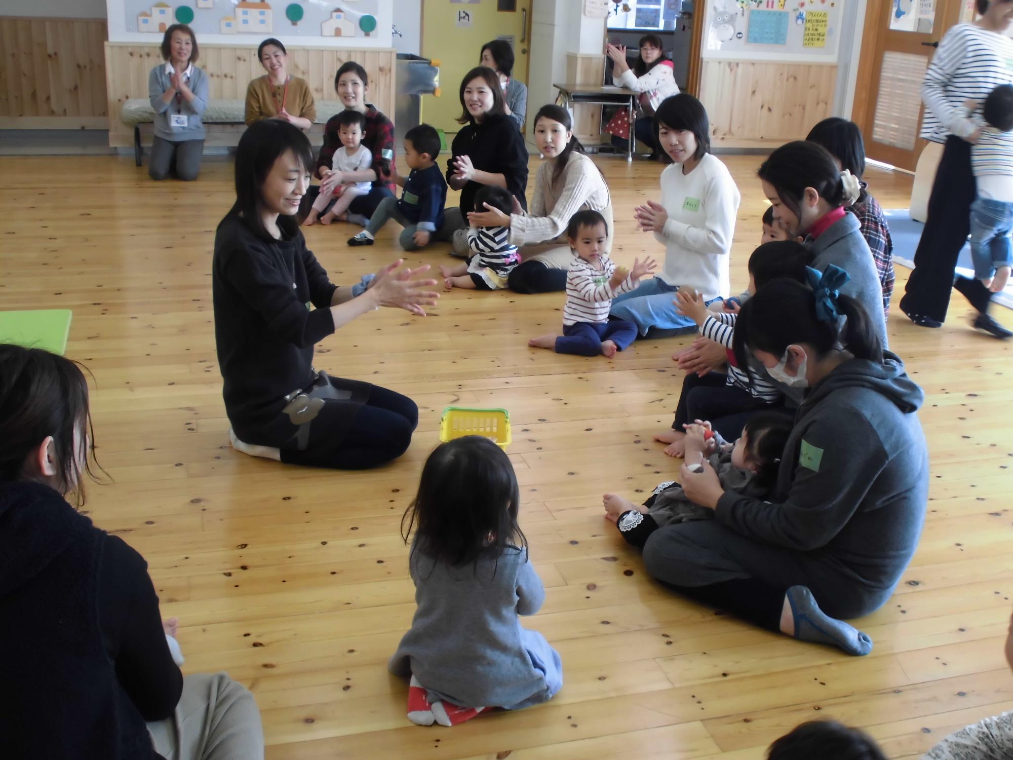 音楽療法士による音楽あそび（高根児童室）