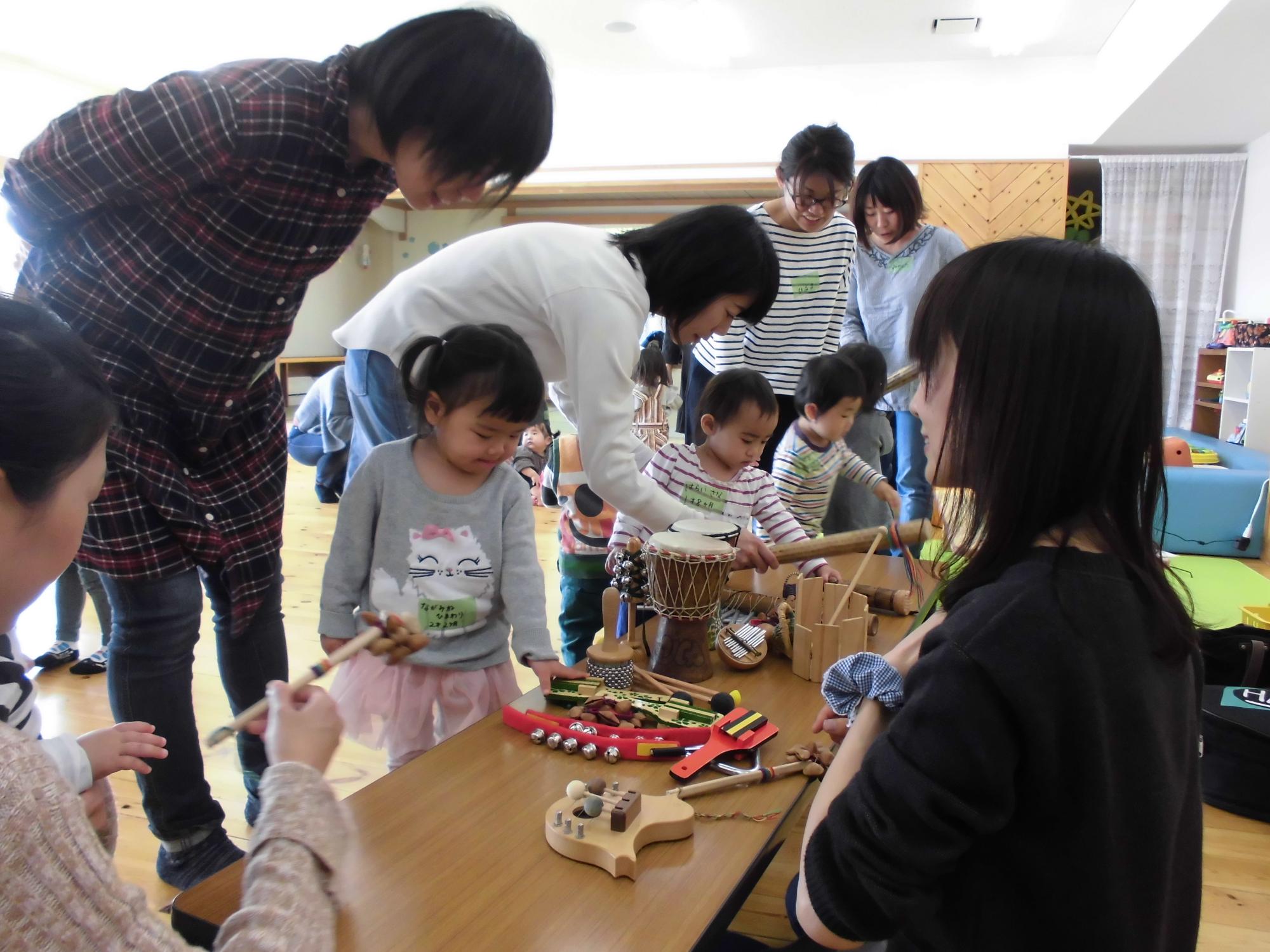 楽器を選ぶ子どもたち