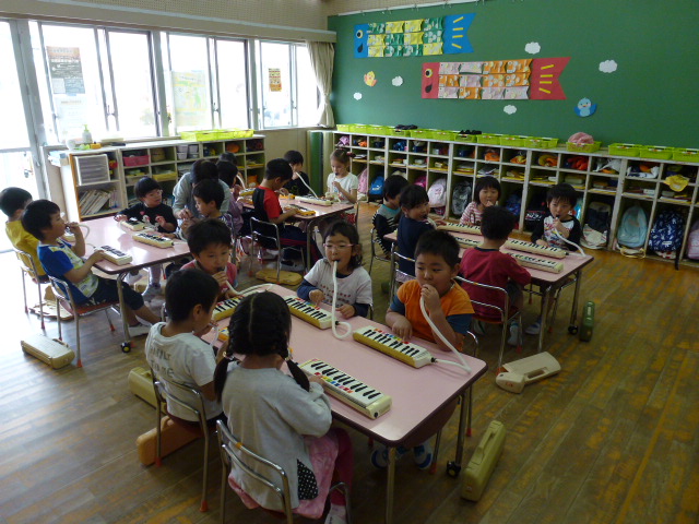 子どもたちがけんばんハーモニカをしているところ。