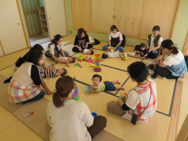 赤ちゃん広場で楽しく交流する親子とひだか子育て応援隊員