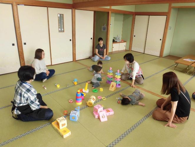 赤ちゃん広場で楽しく交流する親子とひだか子育て応援隊員