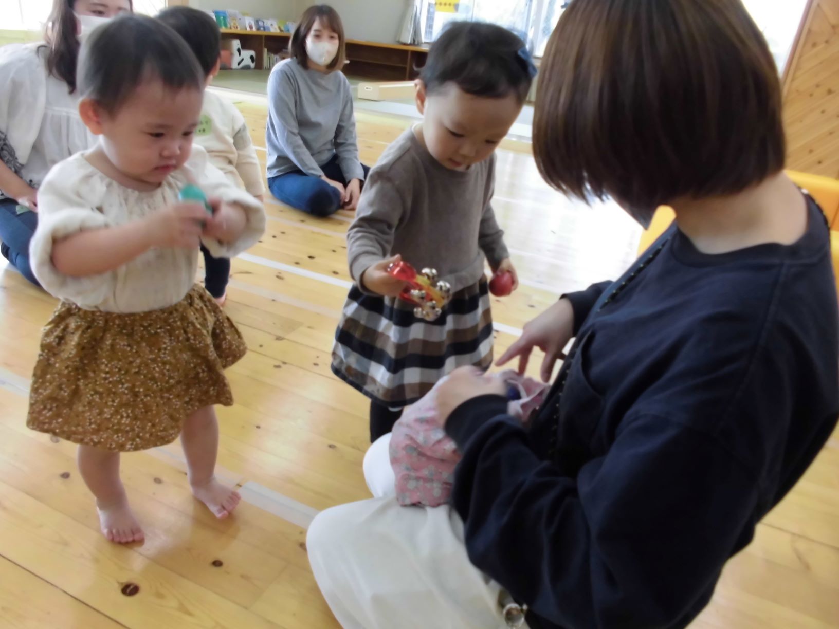 鈴を袋にしまおうとする女の子