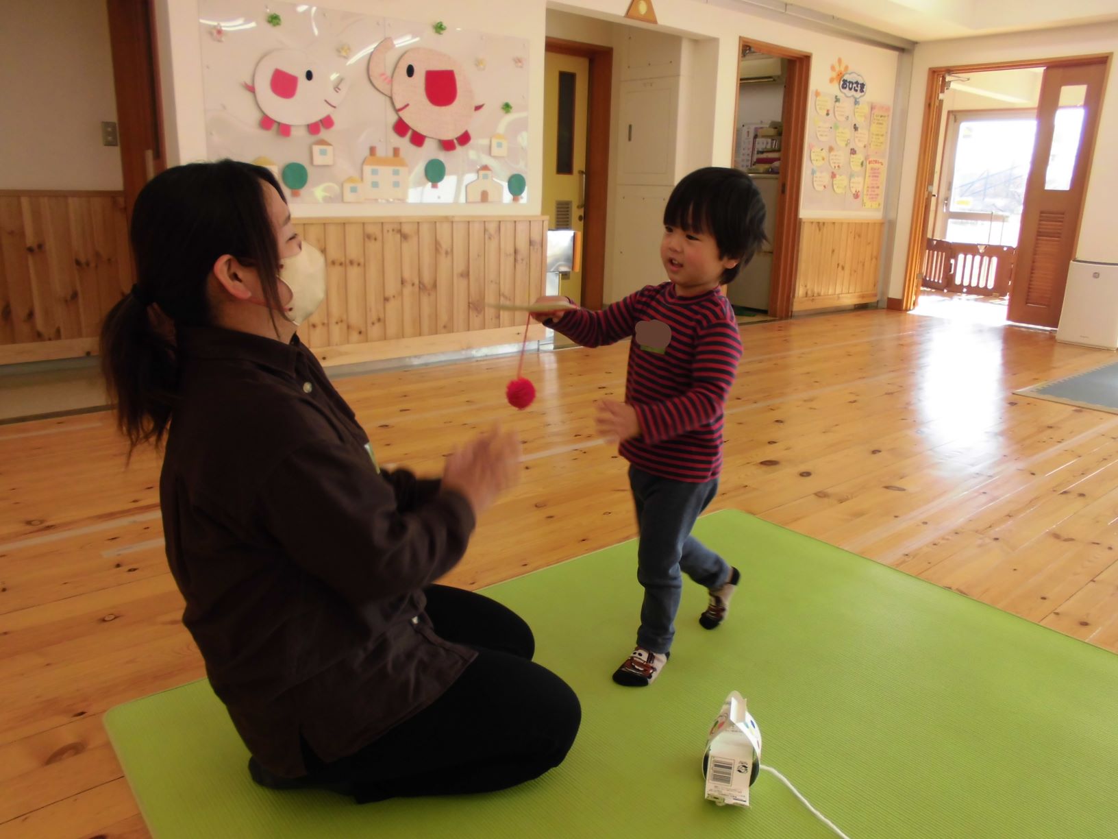 完成したおもちゃで遊ぶ親子