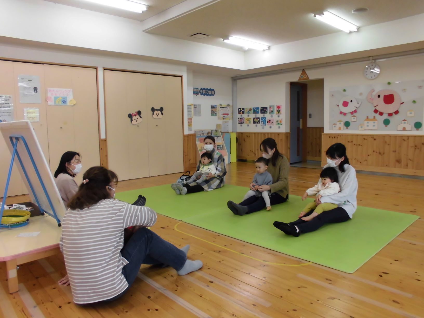 子どもを膝にのせて体を動かす参加者の皆さん