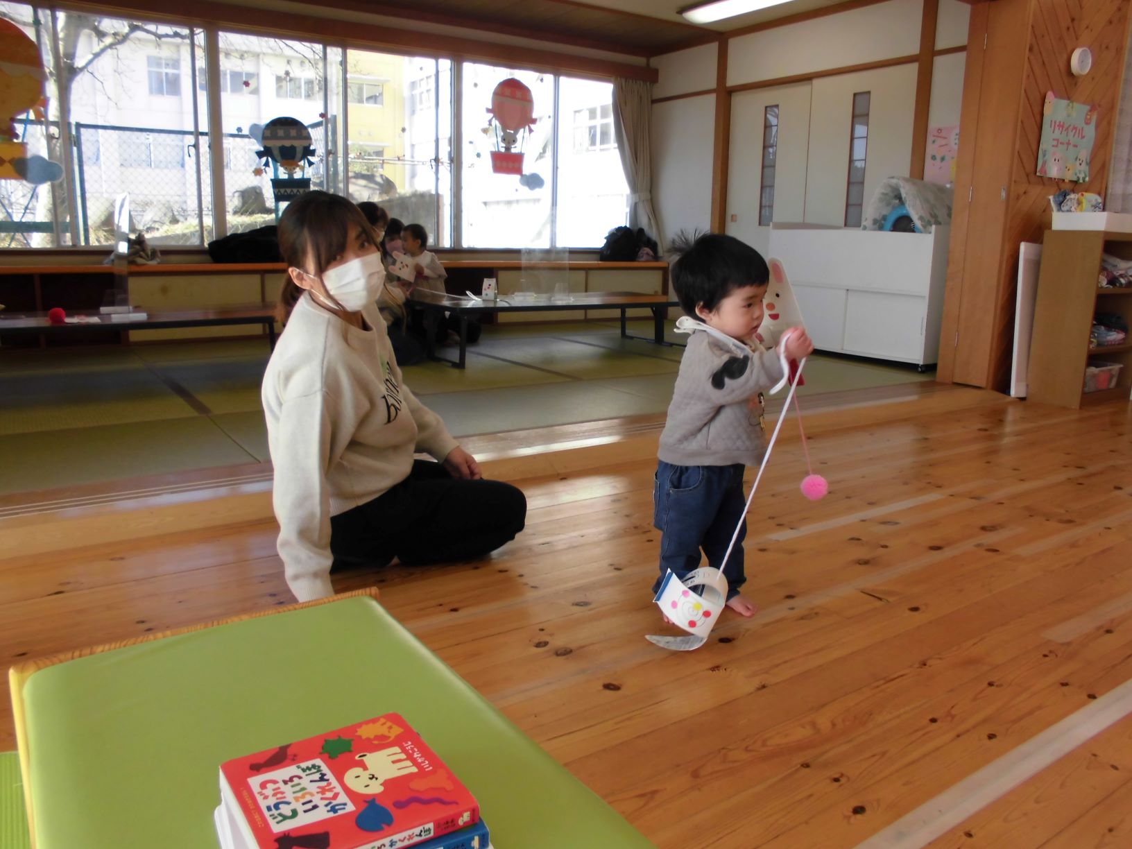 完成したおもちゃで遊ぶ親子