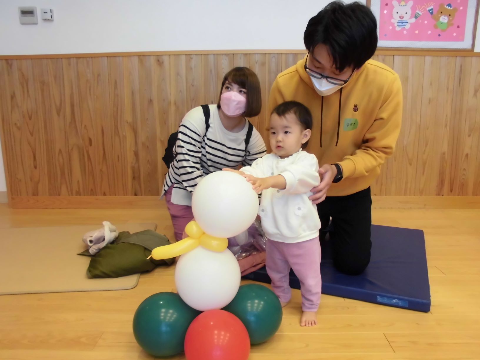 父親が作ったバルーンアートと対面する母子