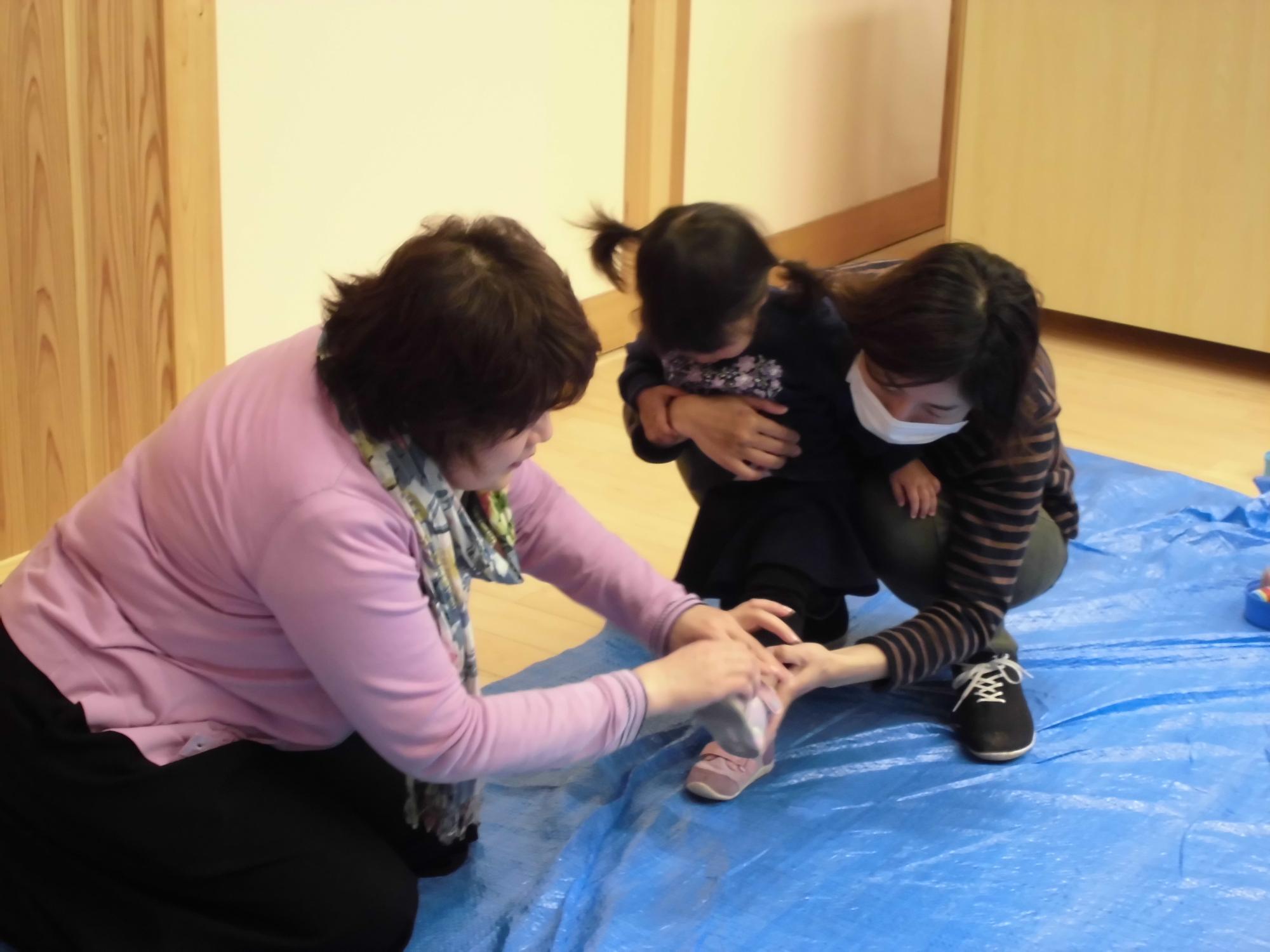 子どもの足の測定の様子