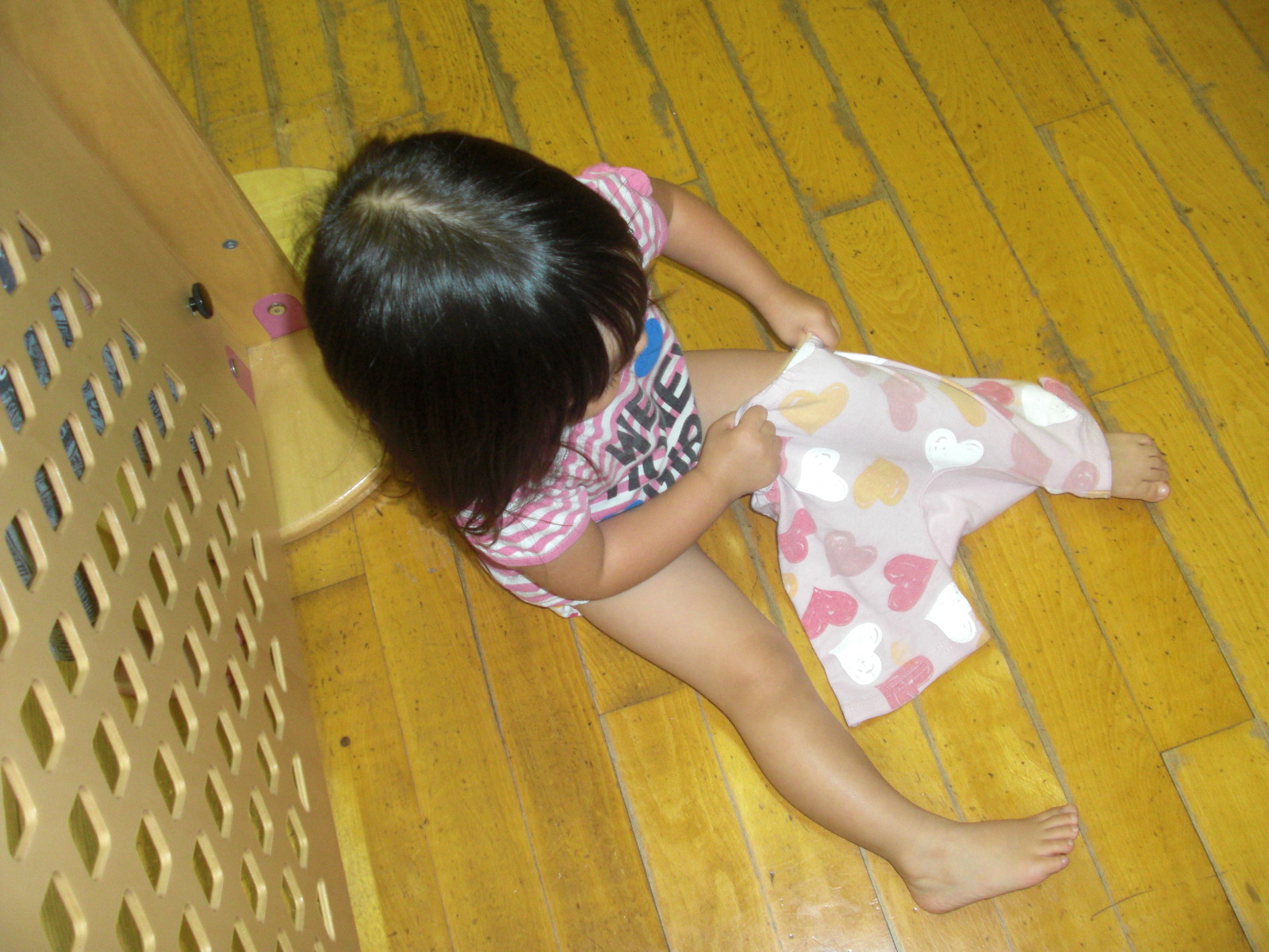 2歳の女の子が、ズボンを履いているところ