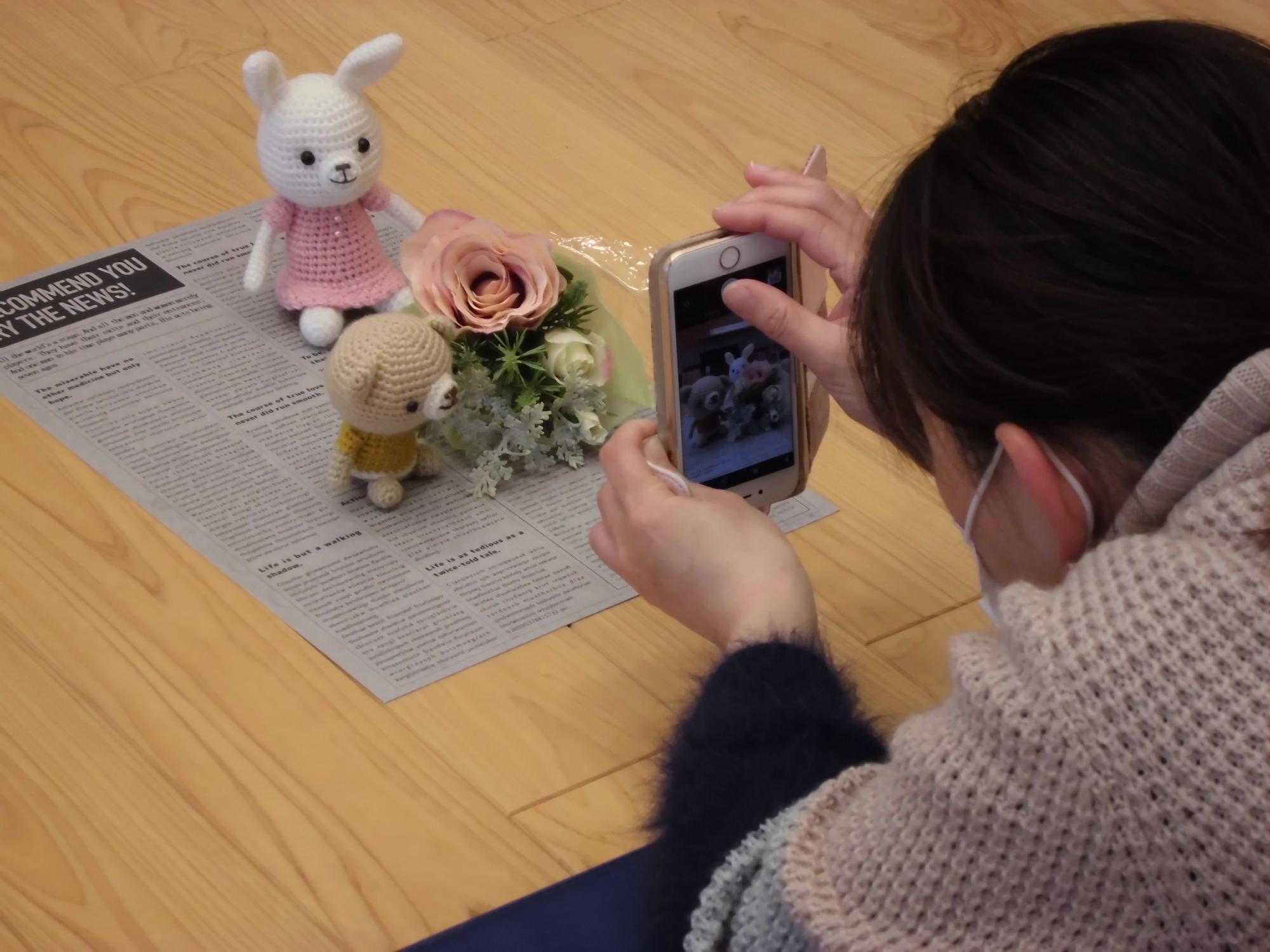 あみぐるみの写真を撮影する参加者