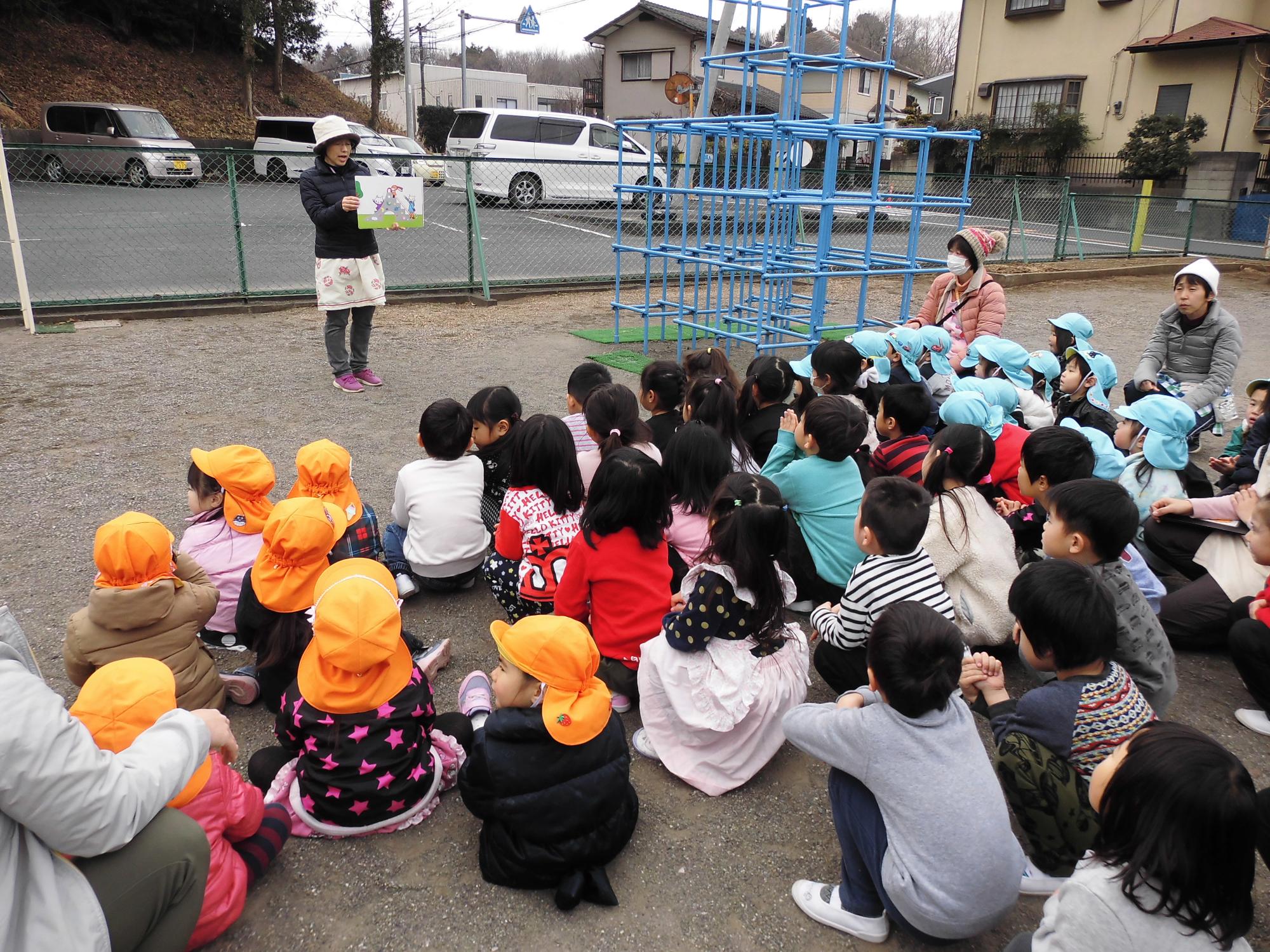 防犯訓練と2歳児お正月遊び(高根保育所）