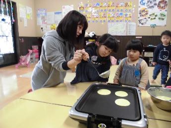 どら焼きの生地をホットプレートで焼いている写真