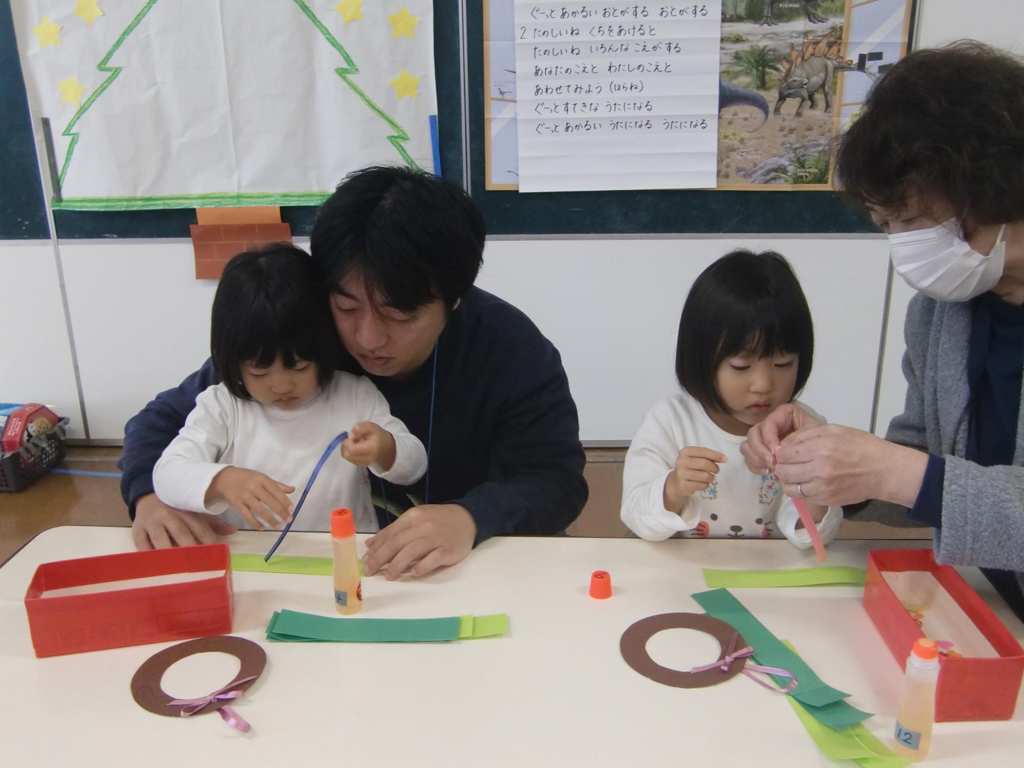 高根保育所の親子制作の様子