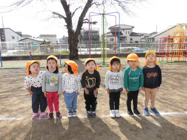 シャボン玉の練習をする園児