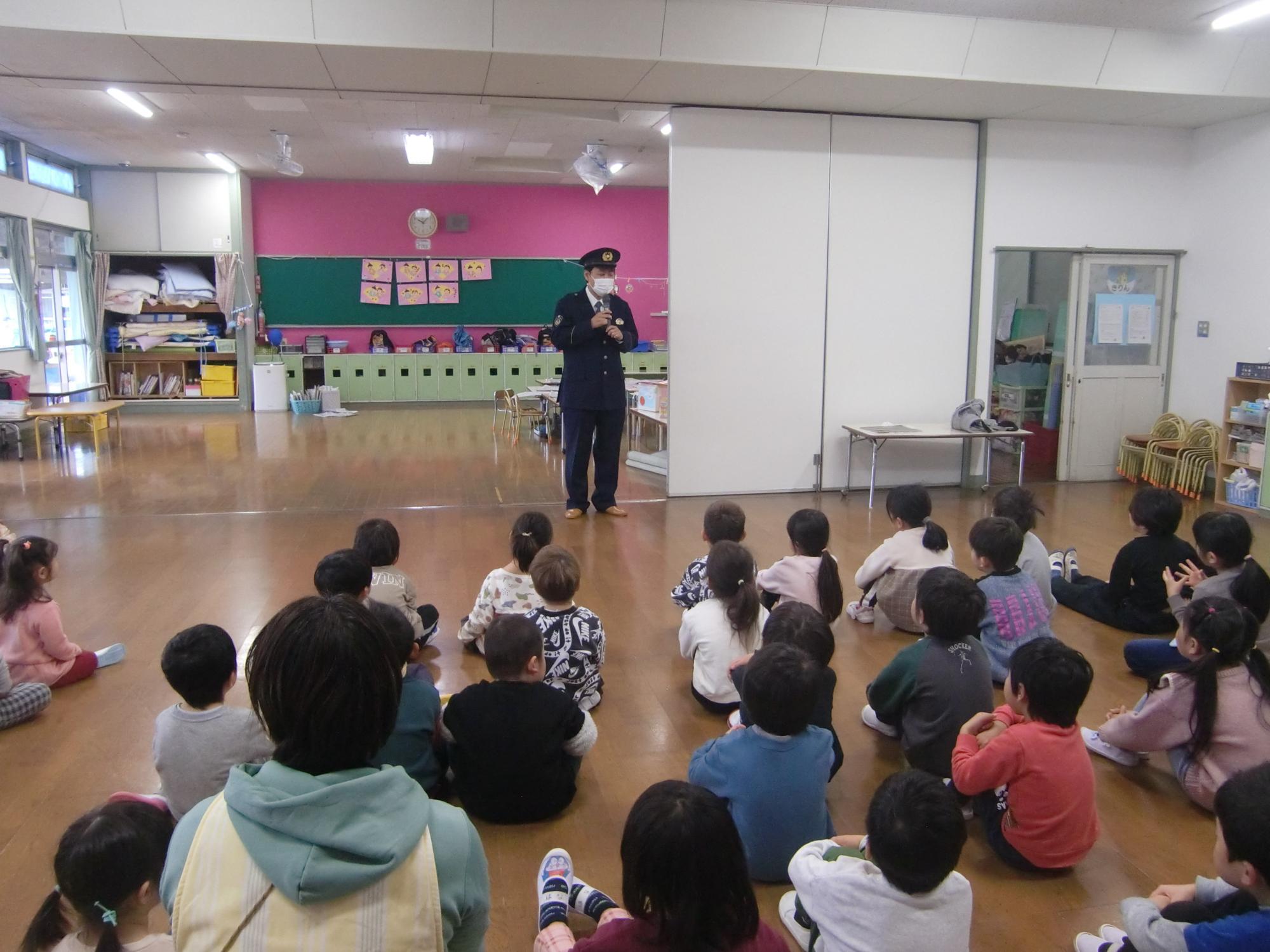 飯能警察の方が子どもたちに向けて話をしているところ