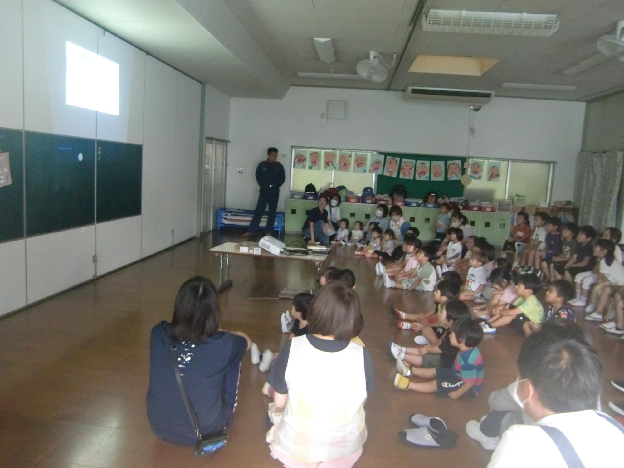部屋を暗くして、火遊びについてのDVDをみているところ