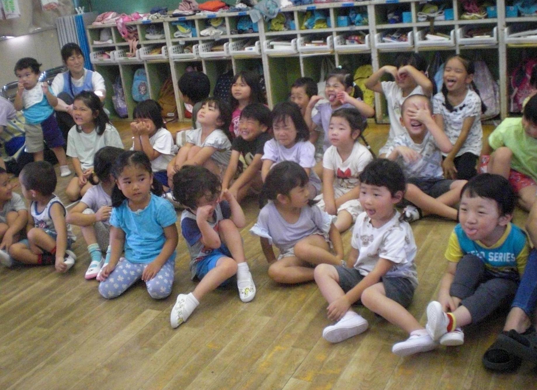 子どもたちみんなで酸っぱい表情をしている様子。