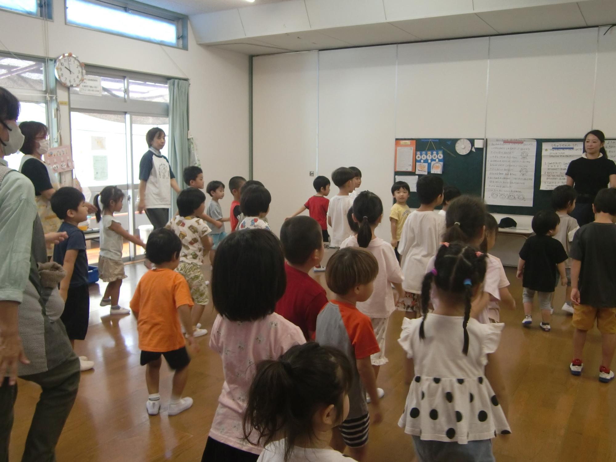 防犯訓練のお話を聞き、つみきおに体操をしている