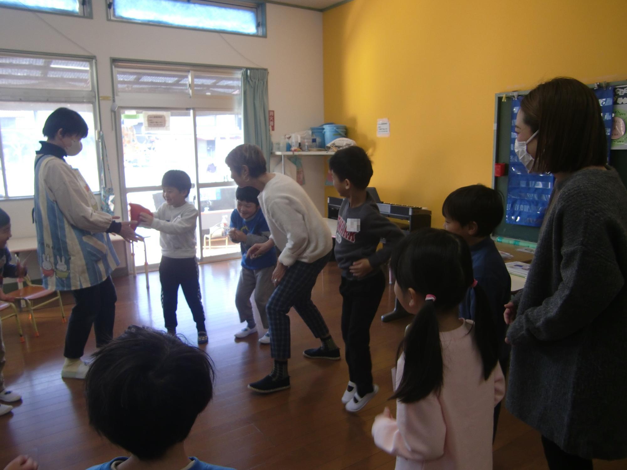ハッピーホリディと言いながらサンタ帽を渡している