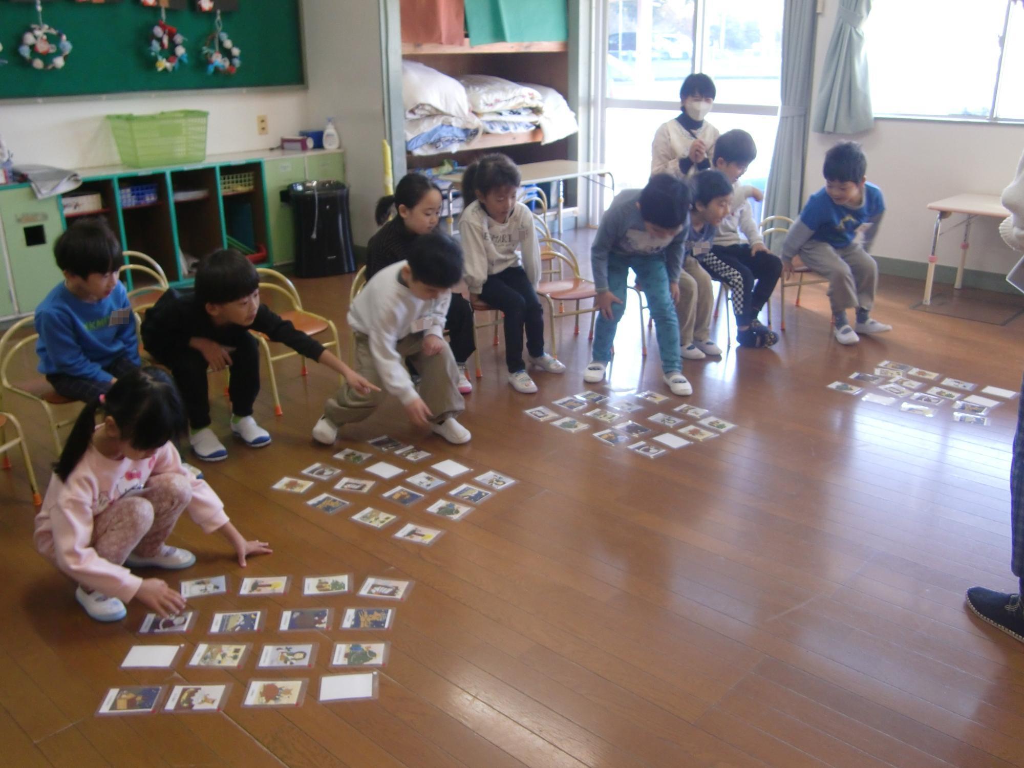 ビンゴゲームを楽しんでいる
