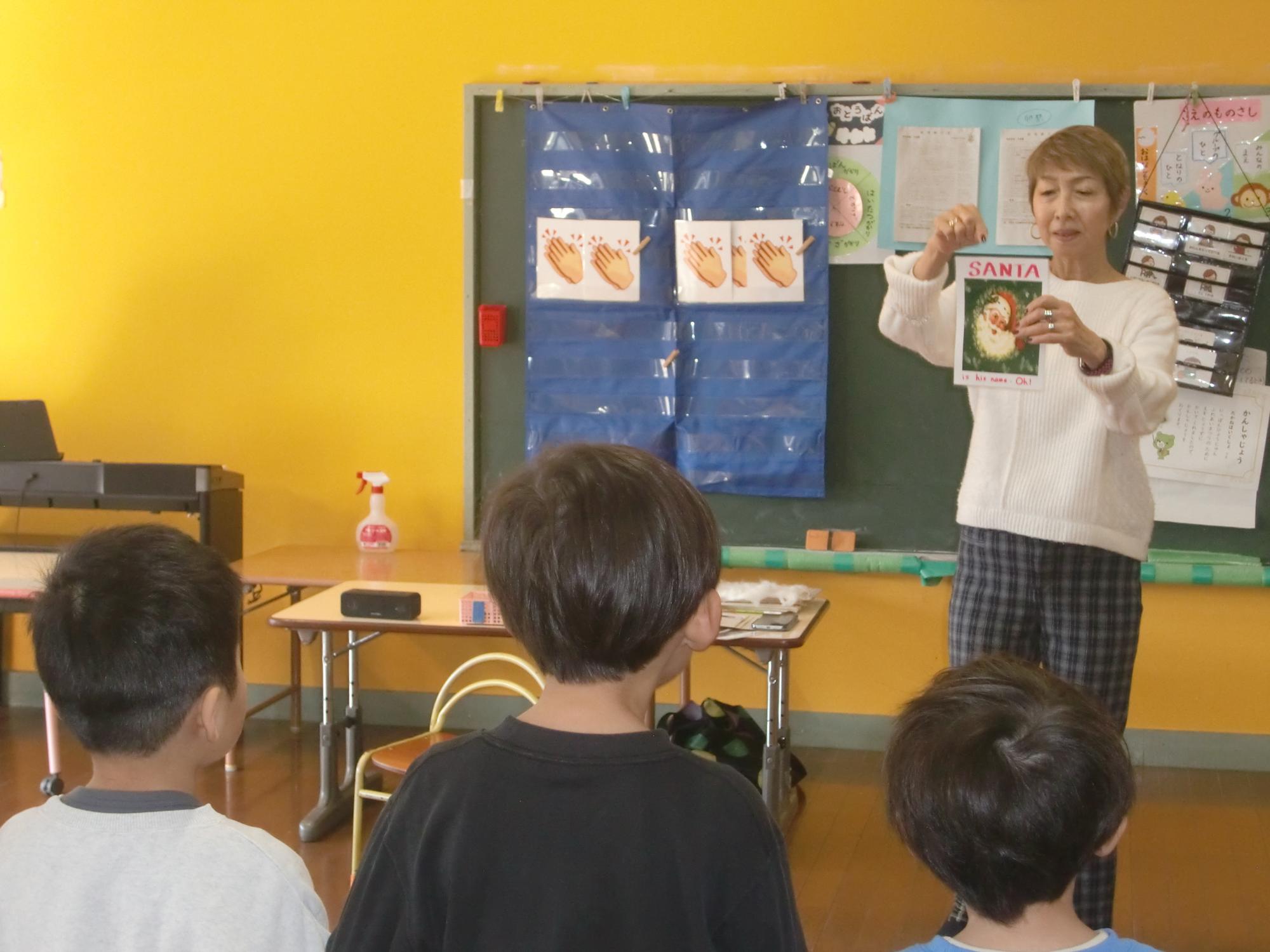 サンタさんの名前の歌よりサンタのスペルを知る