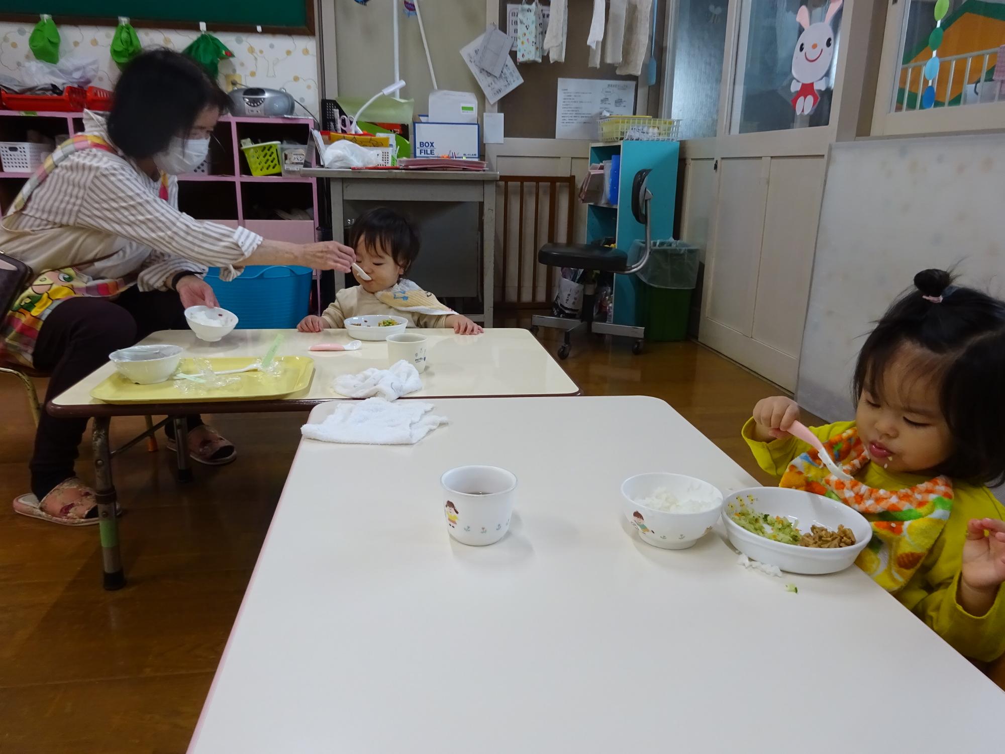 0歳児食事風景2