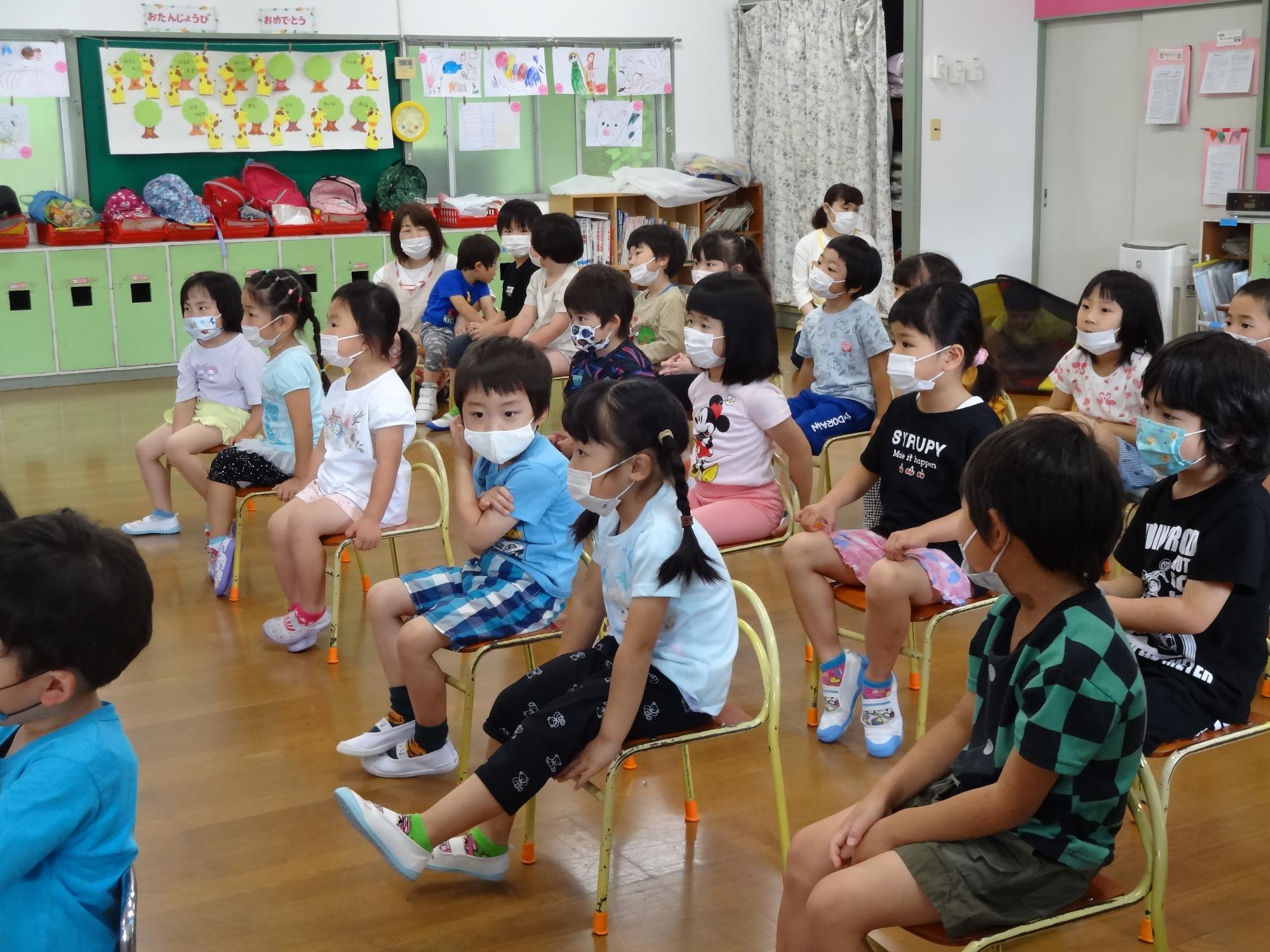 お話を聞いている子どもたち