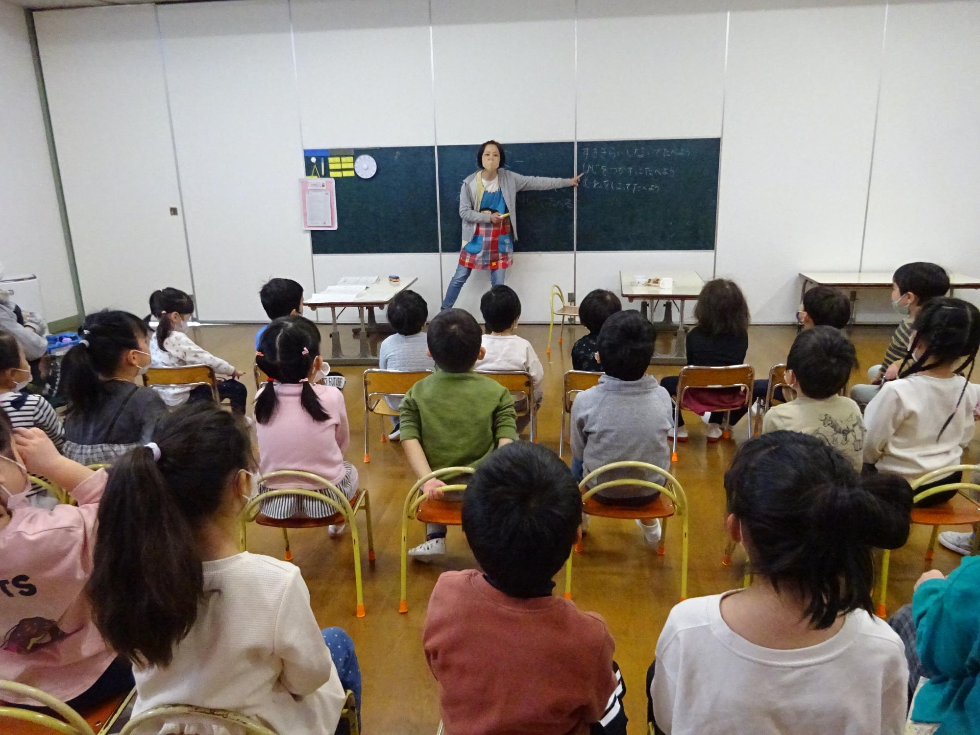 食べ方について教わる子どもたち