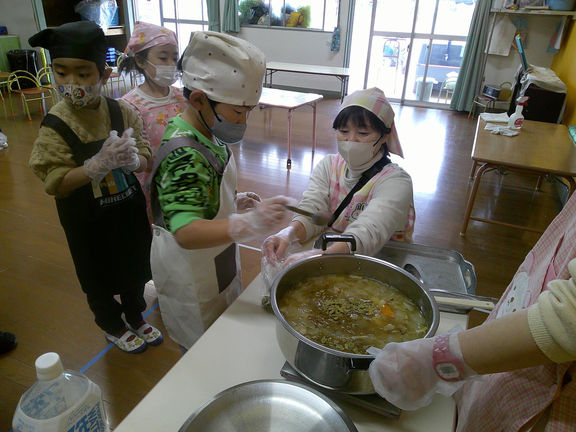 カレールーを入れているところ
