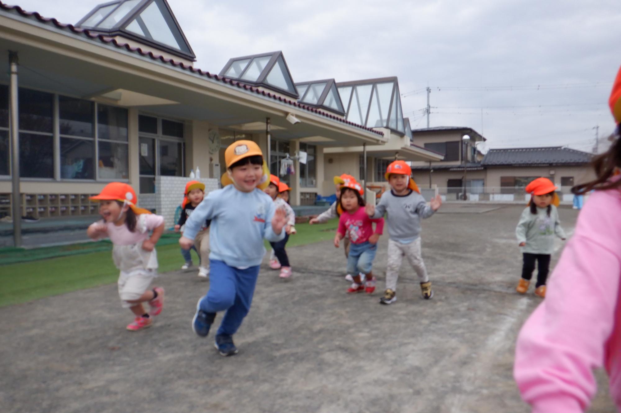 子どもたちが「よーい、どん！」合図で駆け出している